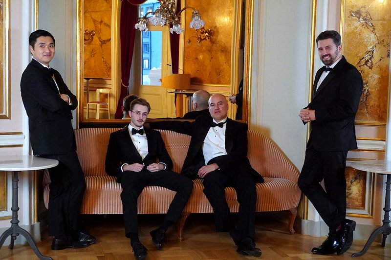 Quartett am Sofa im vergoldeten Salon, zwei sitzend, zwei stehend