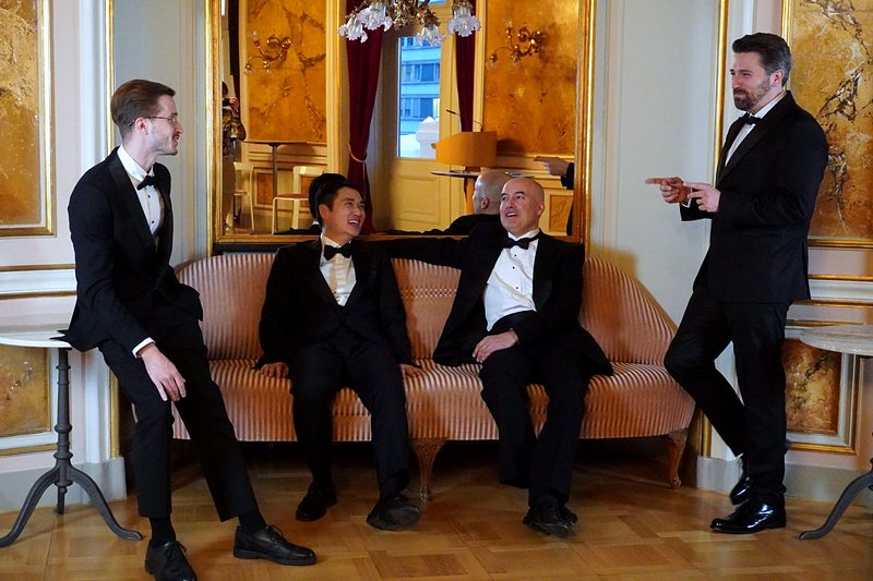 Gespräch am Sofa im vergoldeten Salon
