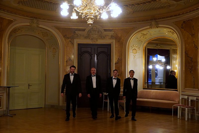 Quartett unter dem Kronleuchter