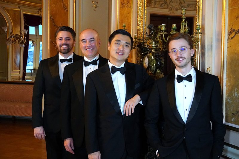 Die vier Sänger eng beieinander stehend im goldenen Saal